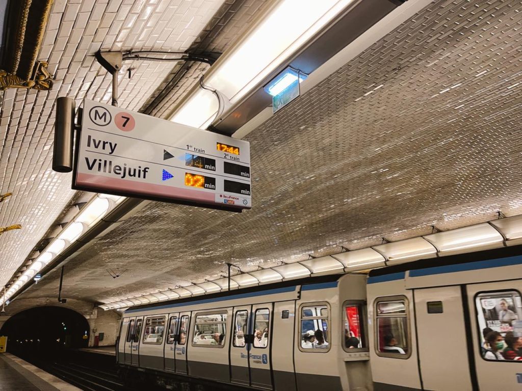 sign showing two different directions of paris subway train